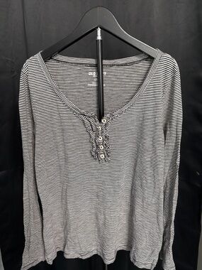 🖤Old Navy Black and White Striped Long Sleeve wHenley🖤
